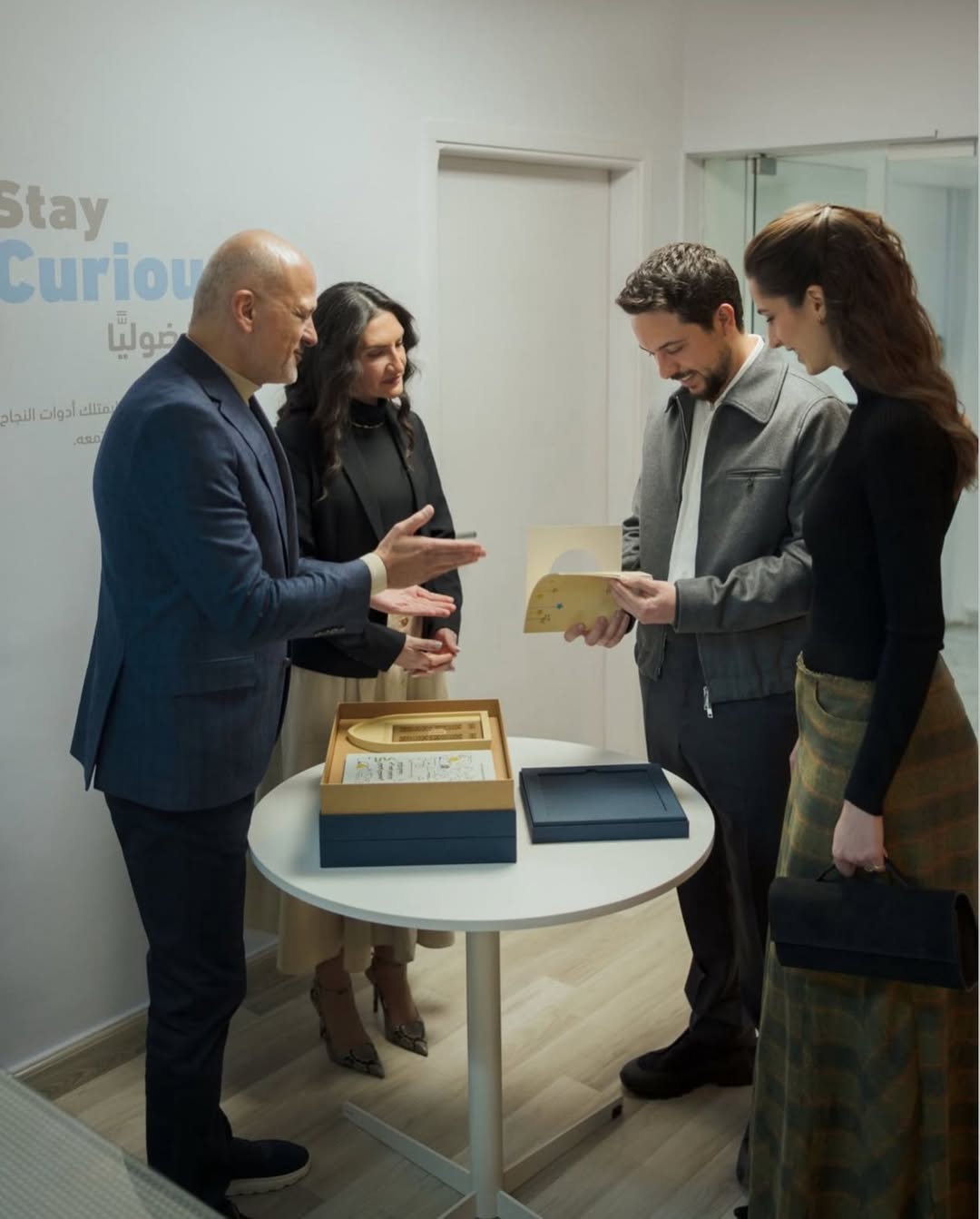 الأمير الحسين والأميرة رجوة يدعمان المعرفة العربية في زيارة لجبل عمّان ناشرون (انستغرام)