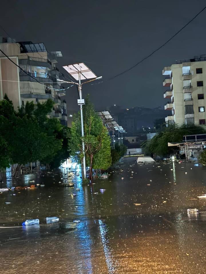 المياه تغمر شوارع طرابلس. (النهار)