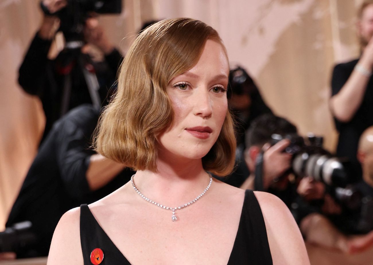 الممثلة الأميركية هانا أينبيندر ترتدي دبوس فنانون من أجل وقف إطلاق النار على السجادة الحمراء في غولدن غلوب (أ ف ب).