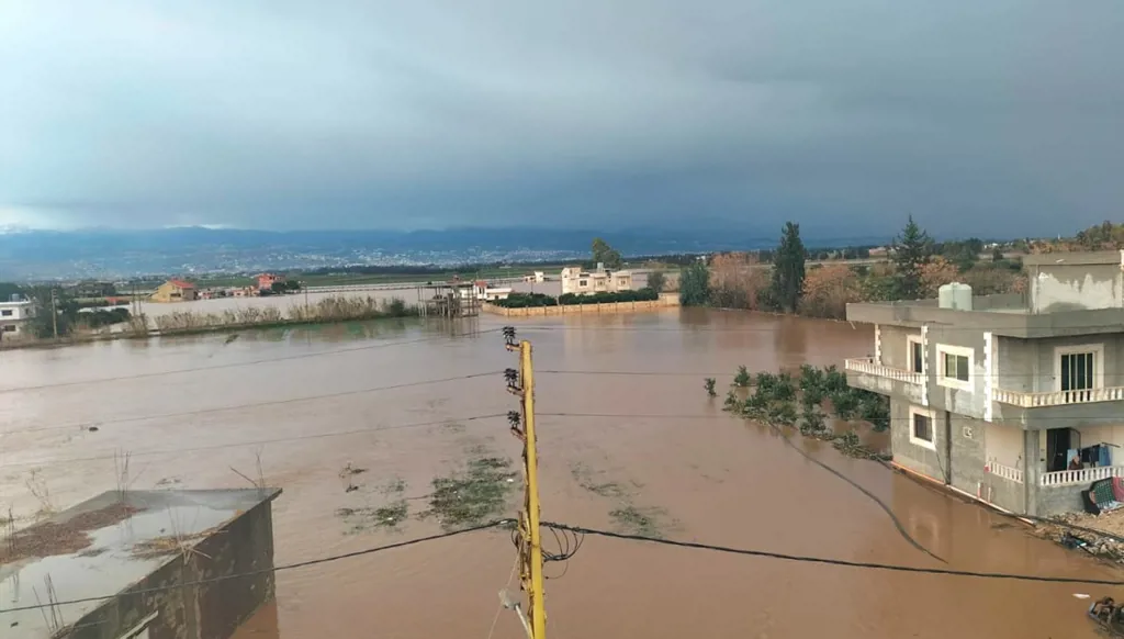 بالفيديو- فيضان النهر الكبير يُغرق بلدات عكارية... والسيول تغمر مساحات زراعية واسعة