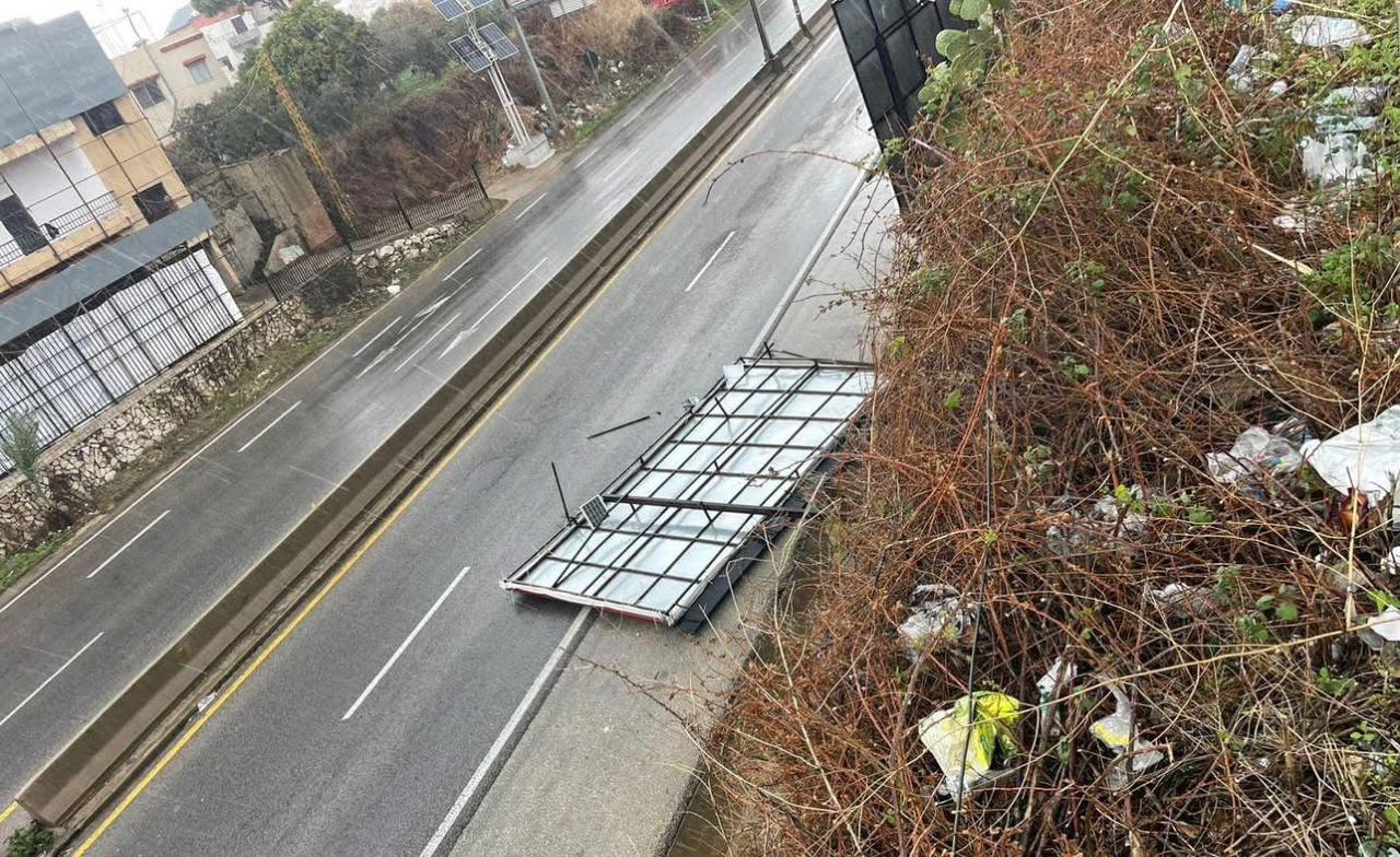 سقوط لوحة إعلانية على أوتوستراد البترون.