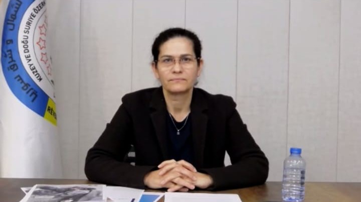 إلهام أحمد خلال اللقاء مع مجموعة من الصحافيين. (النهار)