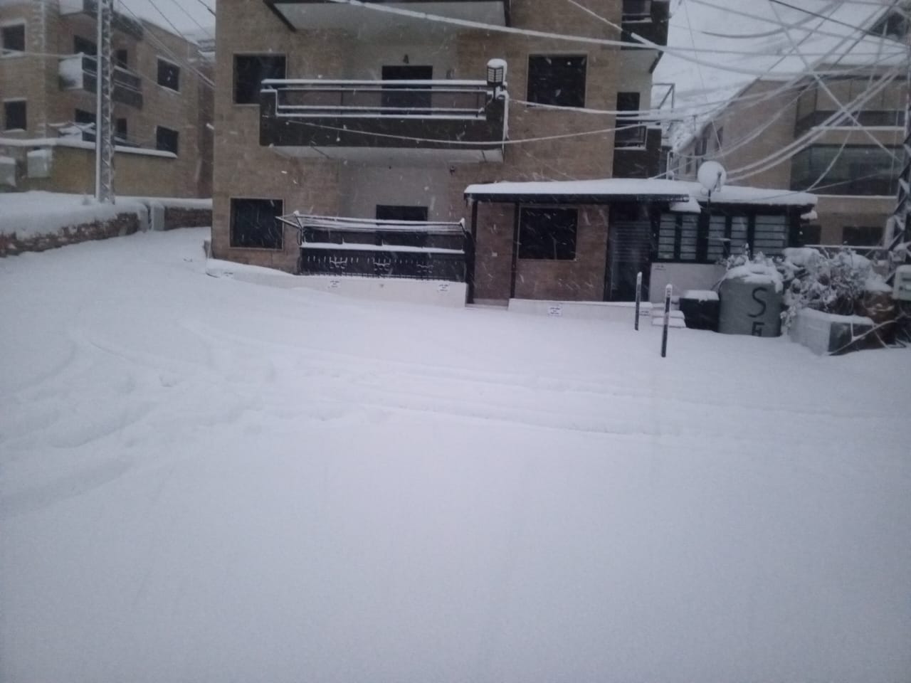 الثلوج في المرتفعات الشمالية (النهار).