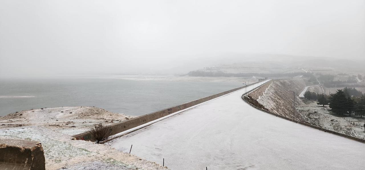 الثلوج تغطي بحيرة القرعون (النهار).