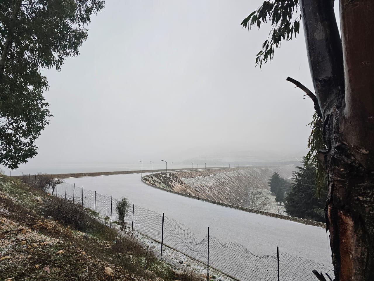 الثلوج تغطي بحيرة القرعون (النهار).