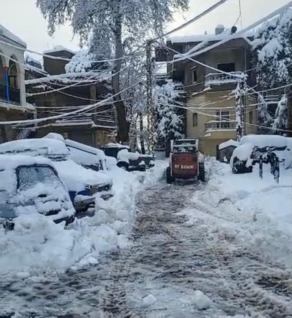 الثلج في حصرون. (النهار)