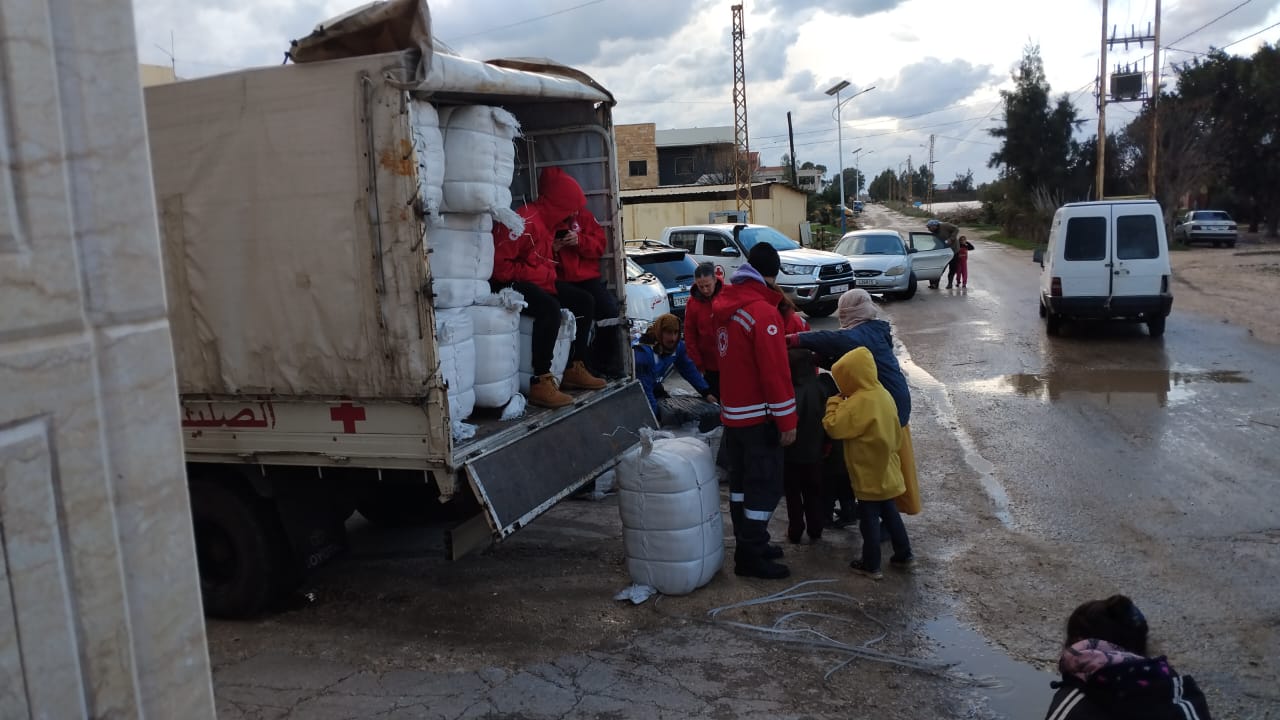 الصليب الأحمر يساعد النازحين. (النهار)