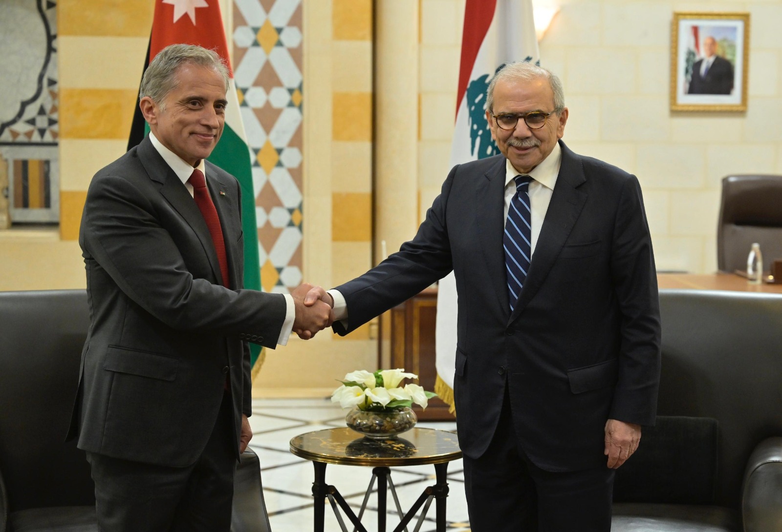 نواف سلام ونظيره الأردني (نبيل إسماعيل). 