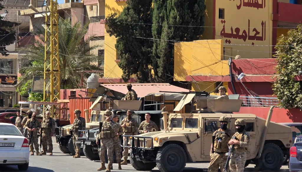 بالصور - الجيش يطوق حي تل أبيض في بعلبك... دهم معمل تصنيع مخدرات بغطاء جوي