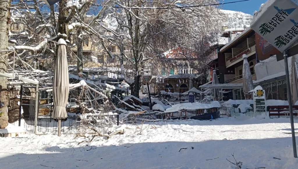 بالصور - الجليد يشلّ المرتفعات والطرق مقطوعة… ومنخفض جوّي بارد وأمطار وثلوج نهاية الأسبوع