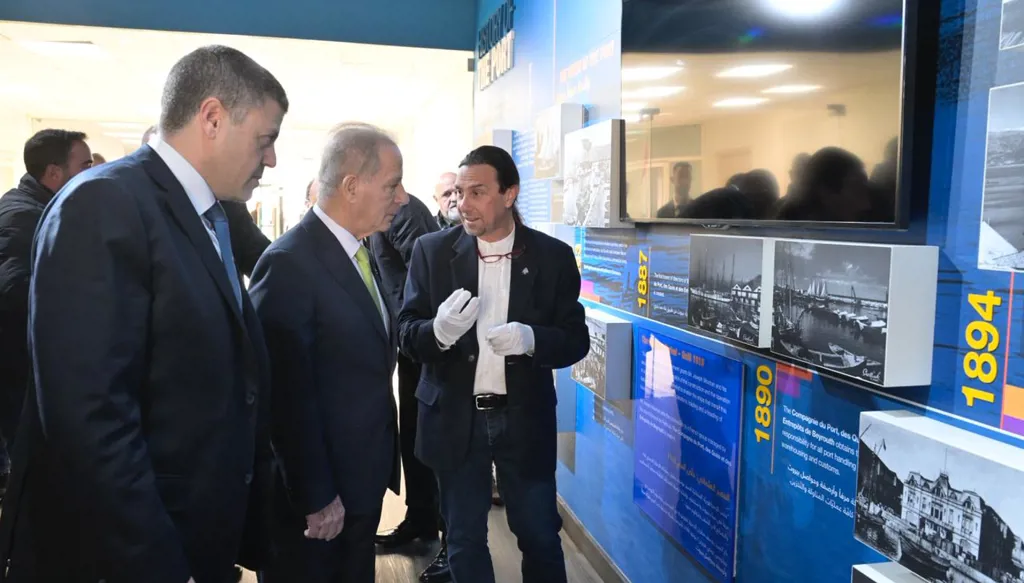 السفير الأميركي في بيروت ميشال عيسى في مرفأ بيروت (نبيل اسماعيل).