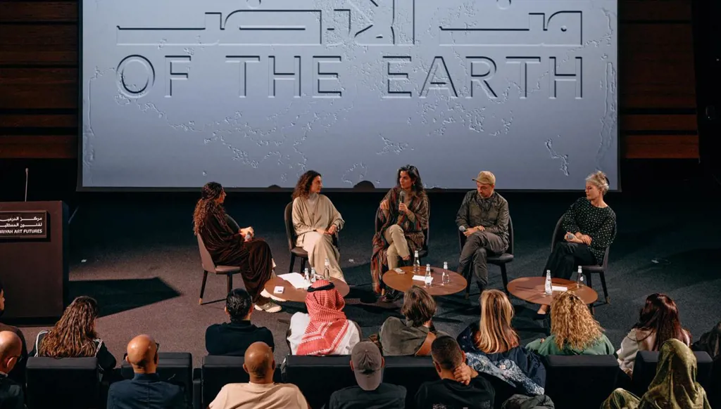 "من الأرض".. معرض جديد يستكشف علاقة التكنولوجيا بالعالم الطبيعي في الدرعية (صور)