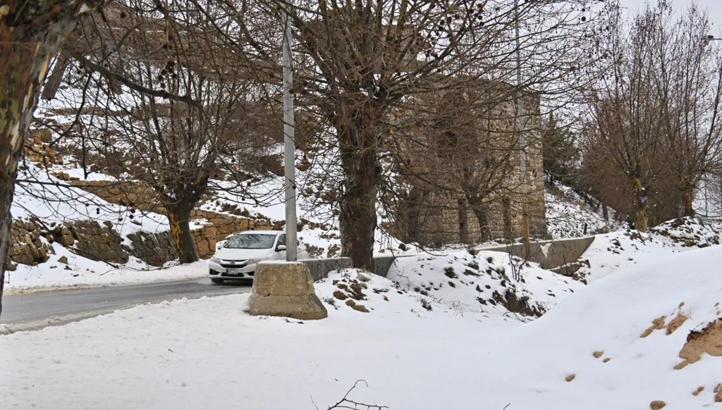 بعد انحسار المنخفض الجوّي عن لبنان... موجة صقيع وجليد وتحذير للمزارعين!