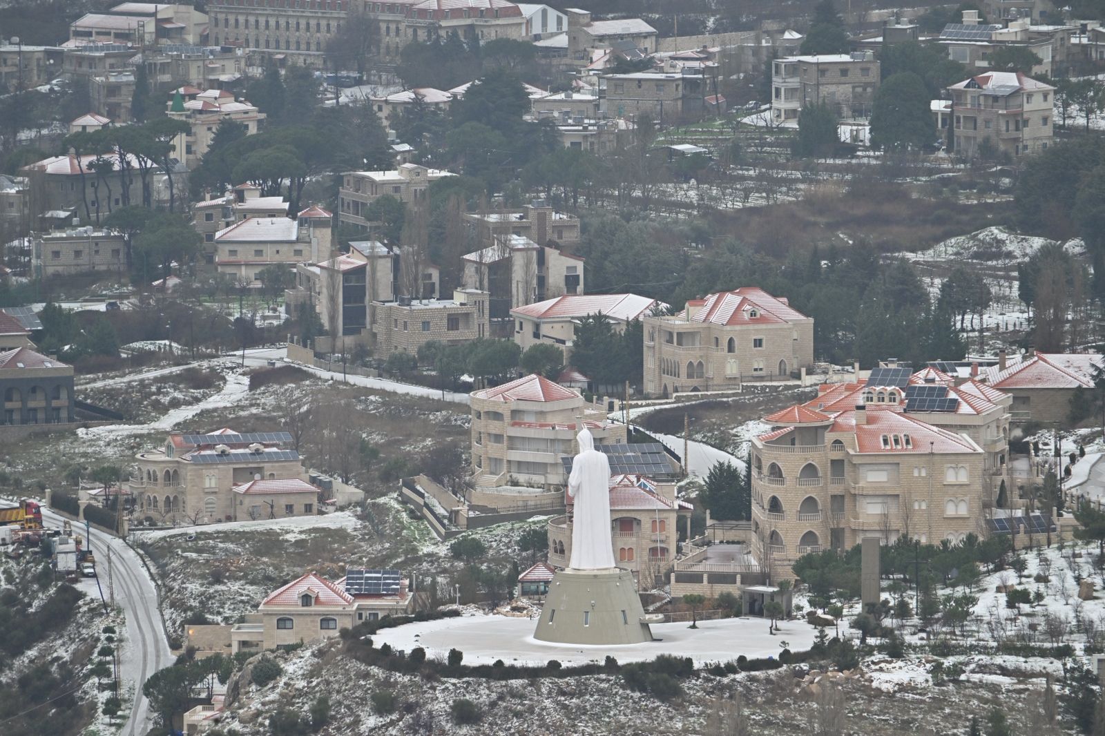 سفوح عاليه مغطّاة بالأبيض (حسام شبارو).