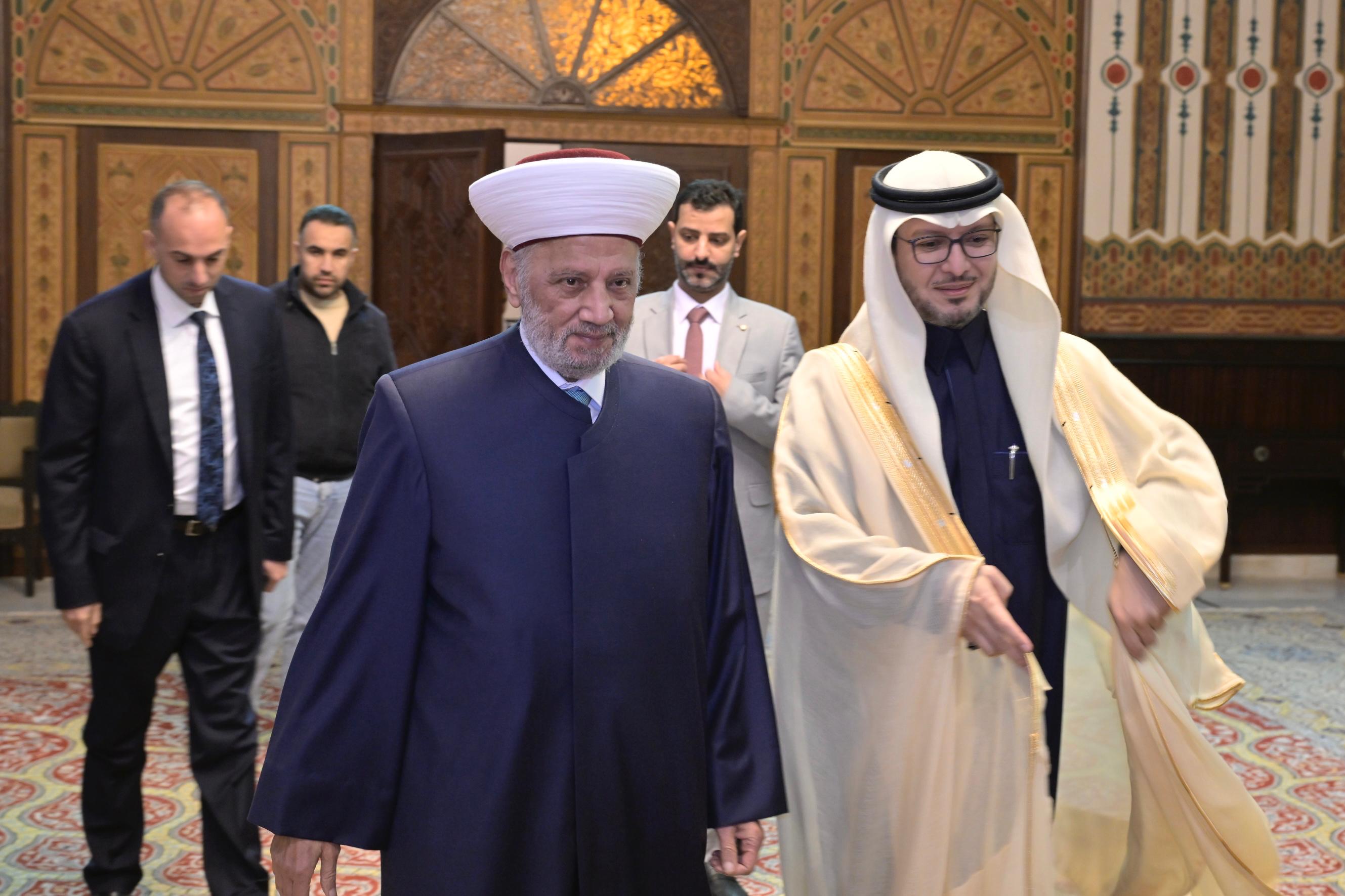 سفير المملكة العربية السعودية في لبنان وليد بخاري في دار الفتوى (نبيل إسماعيل).