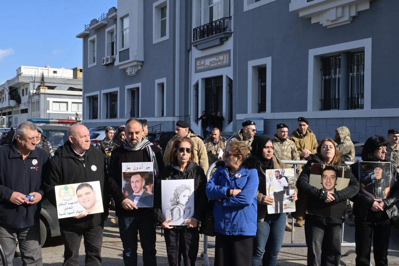 اعتصام لأهالي ضحايا المرفأ أمام مبنى الجمارك (نبيل اسماعيل).