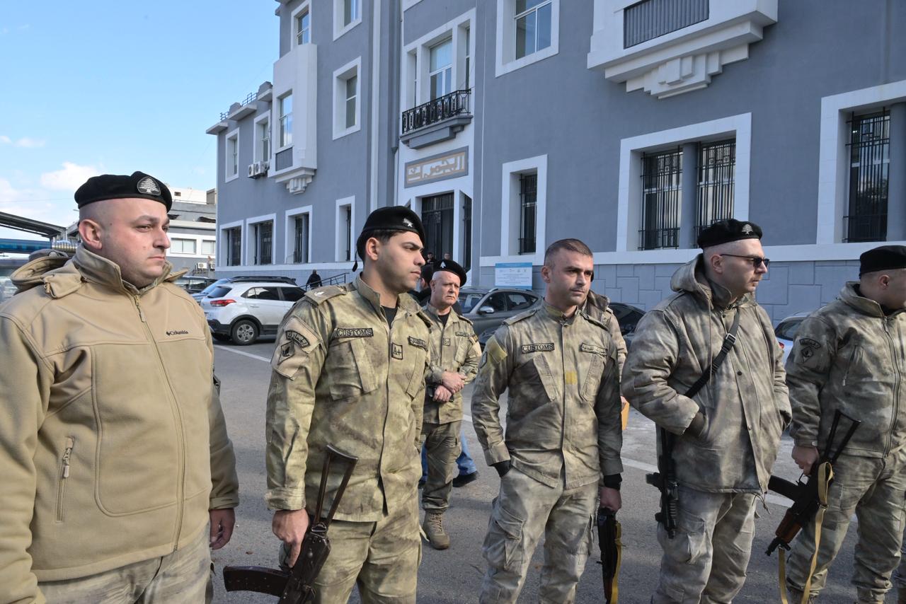 عناصر الجمارك أمام مبنى المديرية (نبيل اسماعيل).