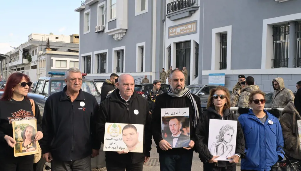 "تعيين المديرة العامة للجمارك مخيّب للآمال"... أهالي ضحايا المرفأ: لن تدخل إلى مكتبها (صور)