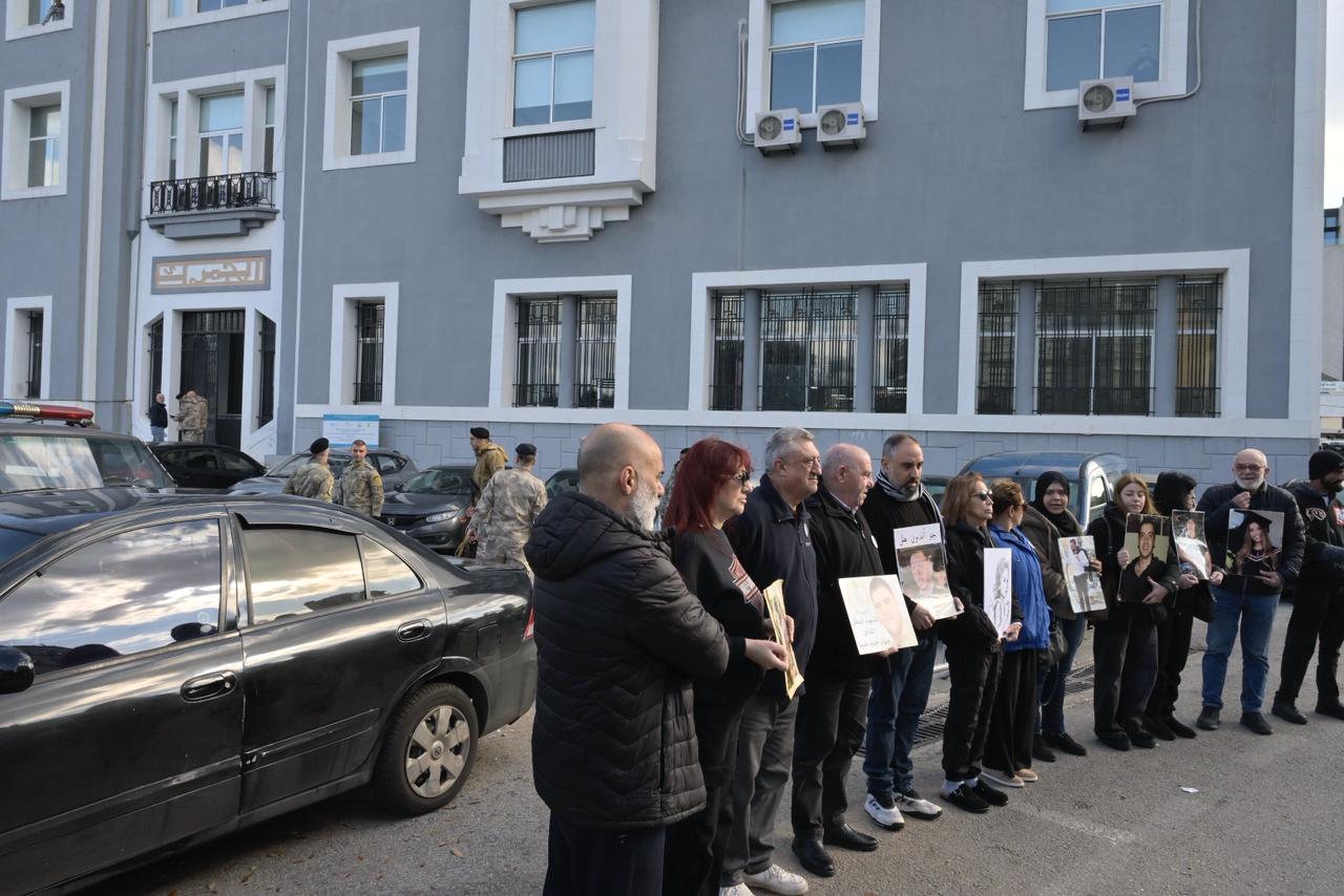 اعتصام لأهالي ضحايا المرفأ أمام مبنى الجمارك (نبيل اسماعيل).