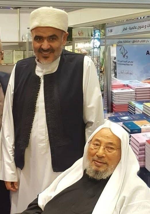 الصلابي بجوار يوسف القرضاوي. (فايسبوك)