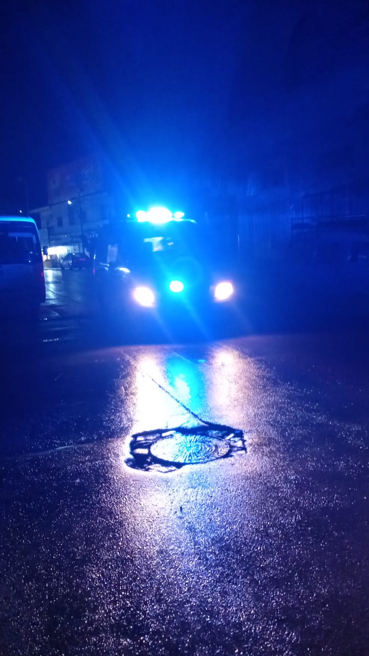 طوق أمني ليلاً في محيط المبنى (تواصل اجتماعي).