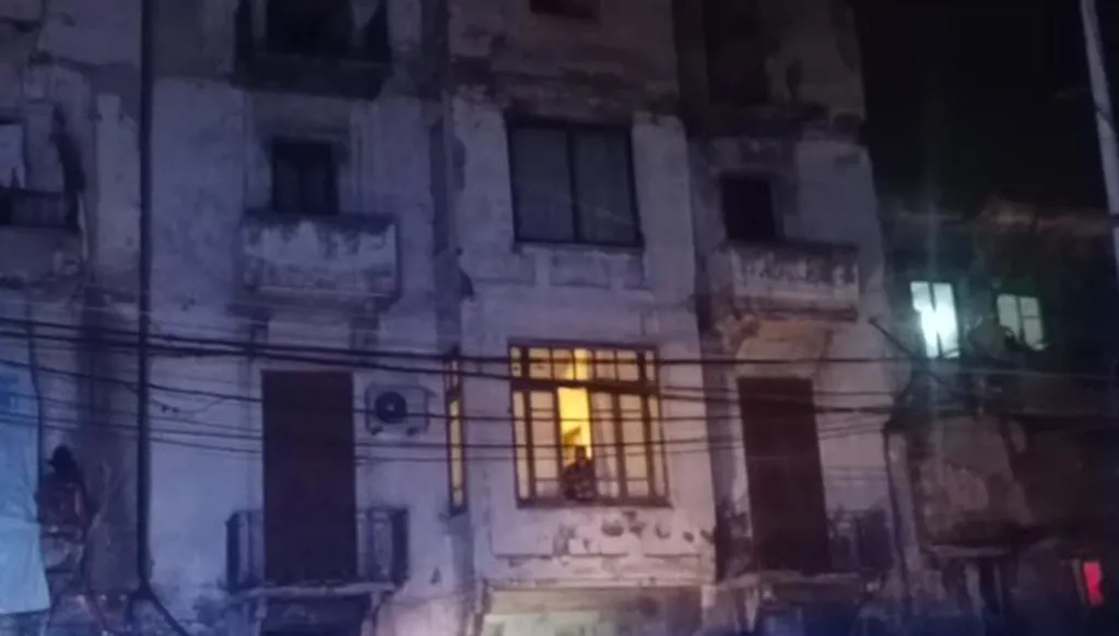 بالفيديو- بعد تساقط أجزاء منه ليلاً... مخاوف من انهيار مبنى في ساحة القبة بطرابلس شمالي لبنان