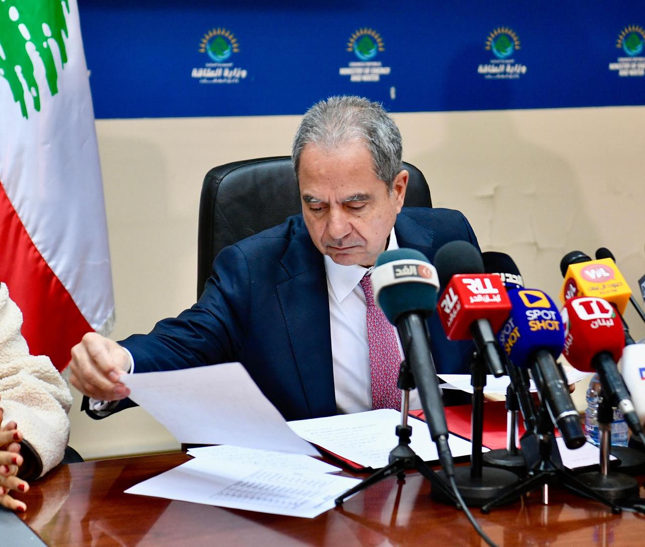 وزير الطاقة والمياه جو الصدي (حسام شبارو). 