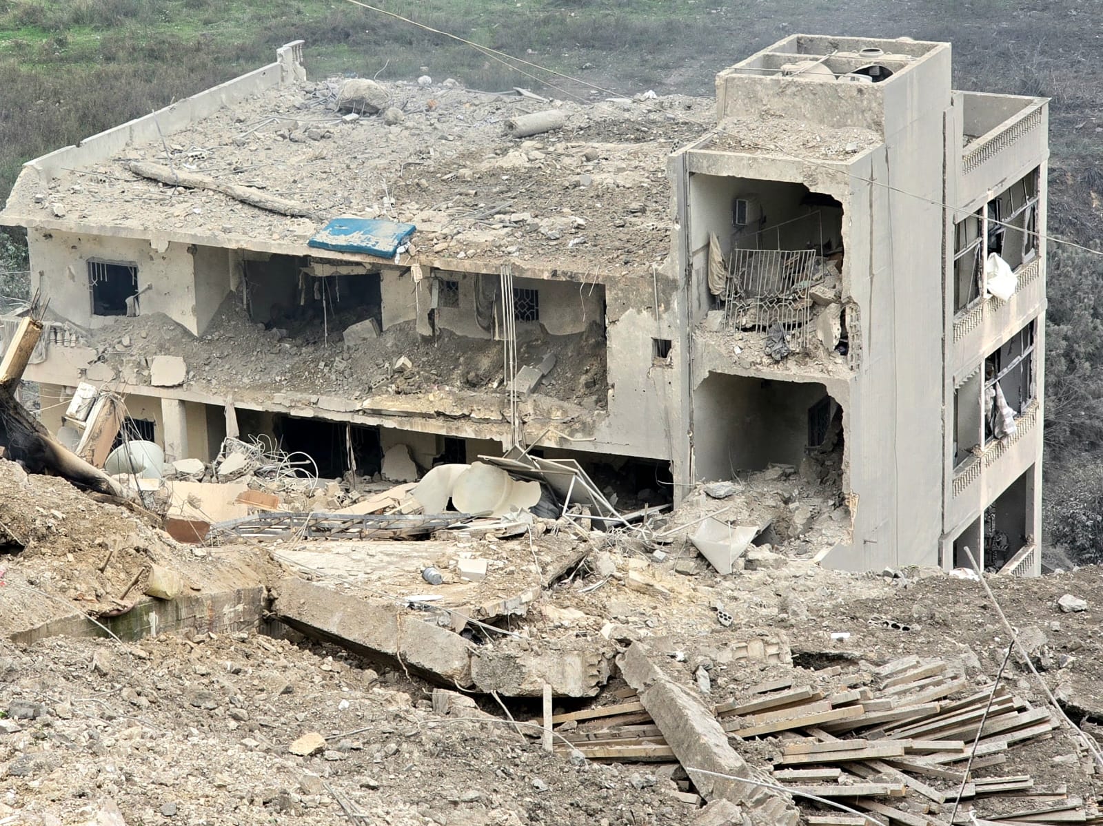 الدمار في قناريت - جنوب لبنان. (أحمد منتش)