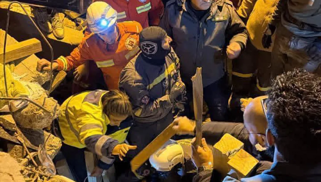 بالصور- استمرار جهود الإنقاذ لانتشال عائلة عالقة تحت أنقاض مبنى منهار في طرابلس