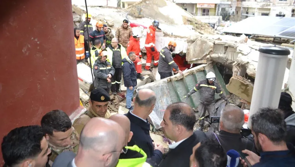 ابنية متصدعة ام بلد متصدع