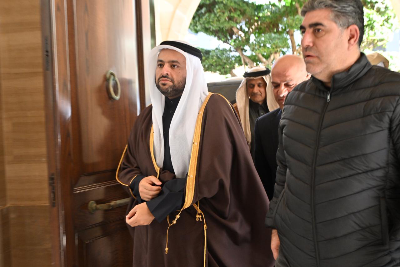 وزير الدولة في وزارة الخارجية القطرية محمد بن عبد العزيز الخليفي (حسام شبارو). 