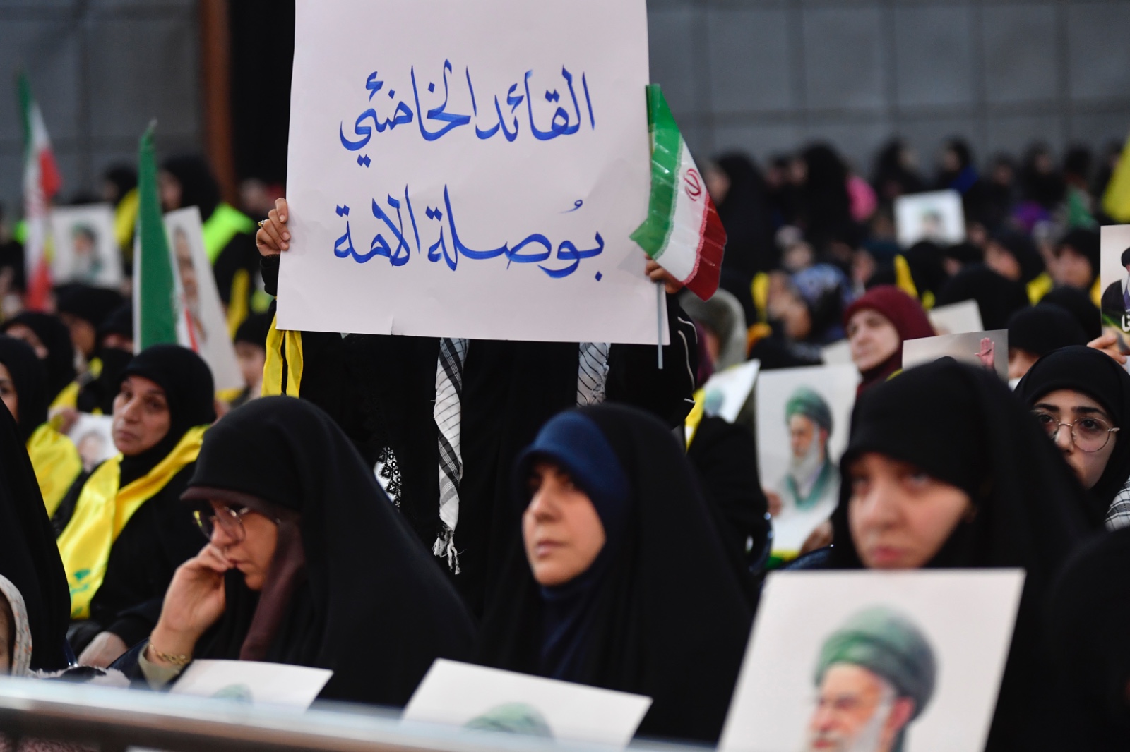 لافتة داعمة لخامنئي. (حسام شبارو)