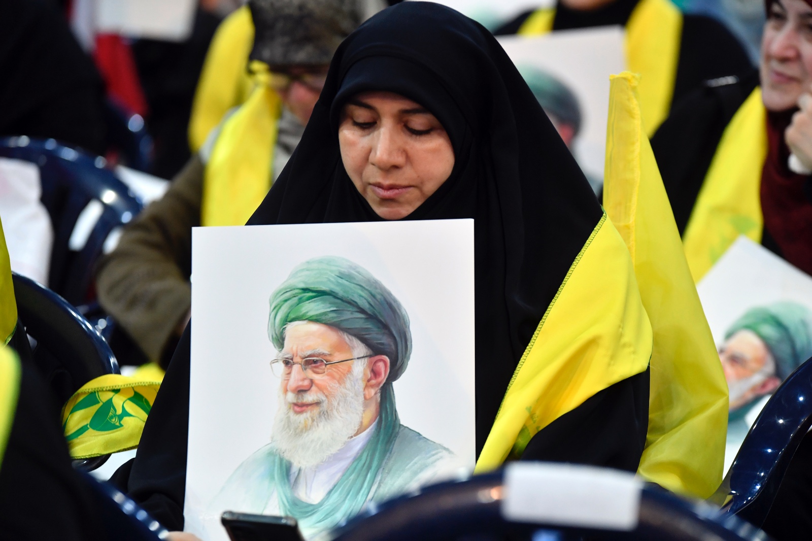سيدة تحمل صورة خامنئي. (حسام شبارو)