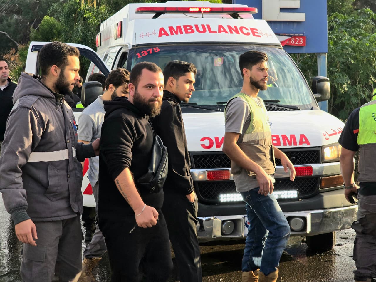 عناصر الدفاع المدني تستنفر في صور بعد استهداف سيارة (أحمد منتش).