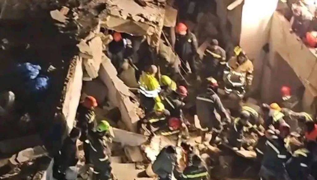 أعمال رفع الأنقاض مستمرة في طرابلس (النهار).