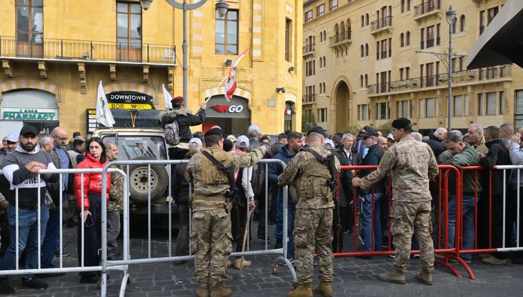 العسكريون المتقاعدون يحاولون اعتراض طريق النواب لدى عبورهم باتجاه ساحة النجمة (تصوير نبيل اسماعيل)