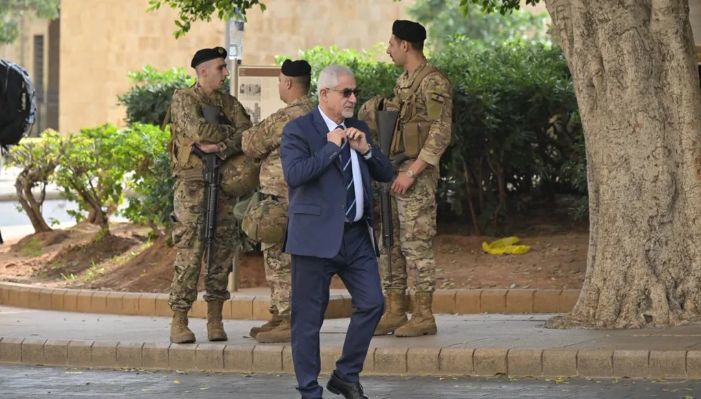 نواب يصلون إلى ساحة النجمة مشياً على الأقدام (نبيل اسماعيل).