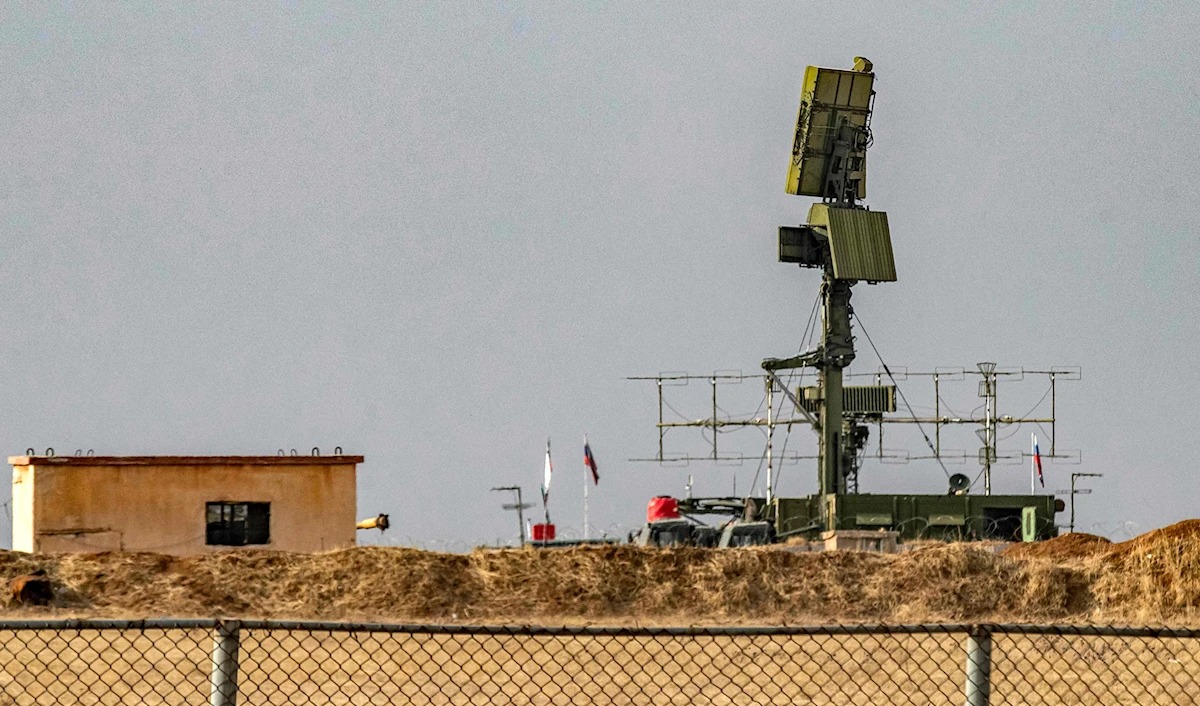 محطة رادار عسكرية روسية متنقلة في مطار القامشلي شمال شرق سوريا، في كانون الأول 2024. (أ ف ب)