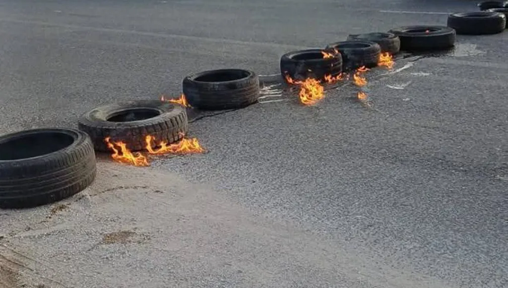 العسكريون المتقاعدون يقطعون أوتوستراد شكا شمالي لبنان بالإطارات المشتعلة قُبيل جلسة الموازنة