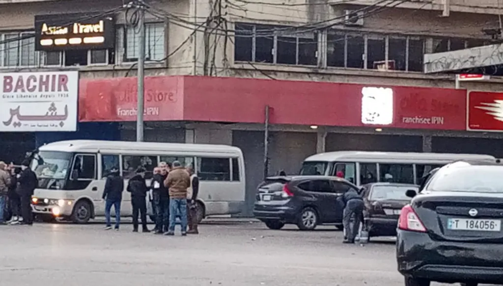 تجمّع في ساحة النور بمدينة طرابلس للتوجّه الى العاصمة بيروت للمشاركة باعتصام القطاع العام والعسكريين المتقاعدين