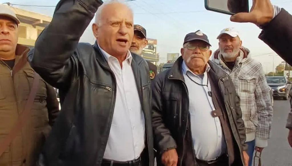 اعتصام للعسكريين المتقاعدين وقطع لأوتوستراد شكا شمالي لبنان