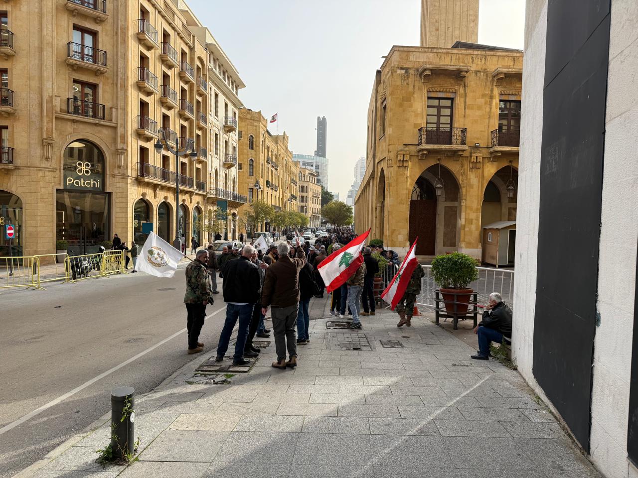  تجمّع العسكريين المتقاعدين في محيط ساحة النجمة (النهار).