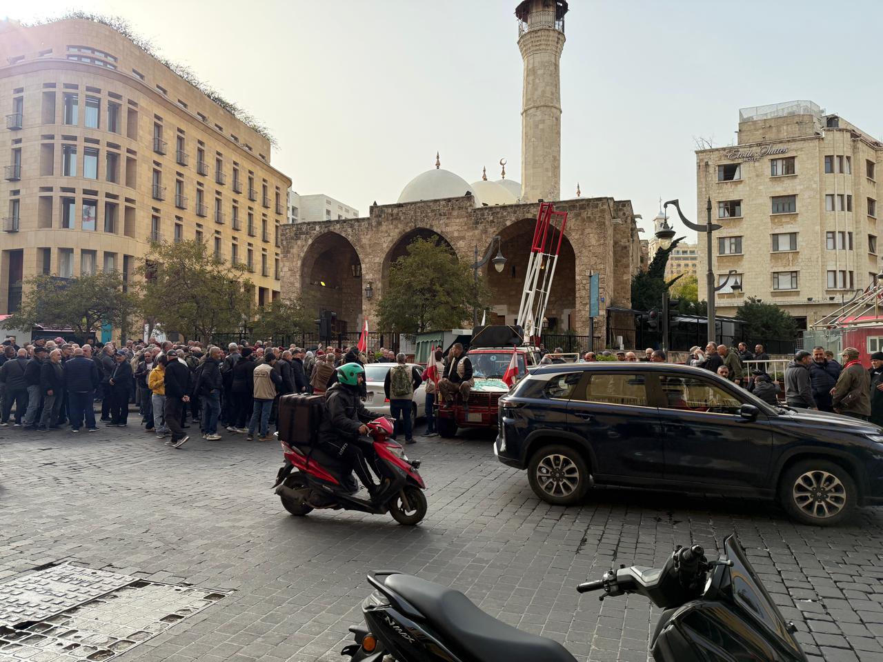 اعتصام للعسكريين المتقاعدين مقابل بلدية بيروت (النهار).