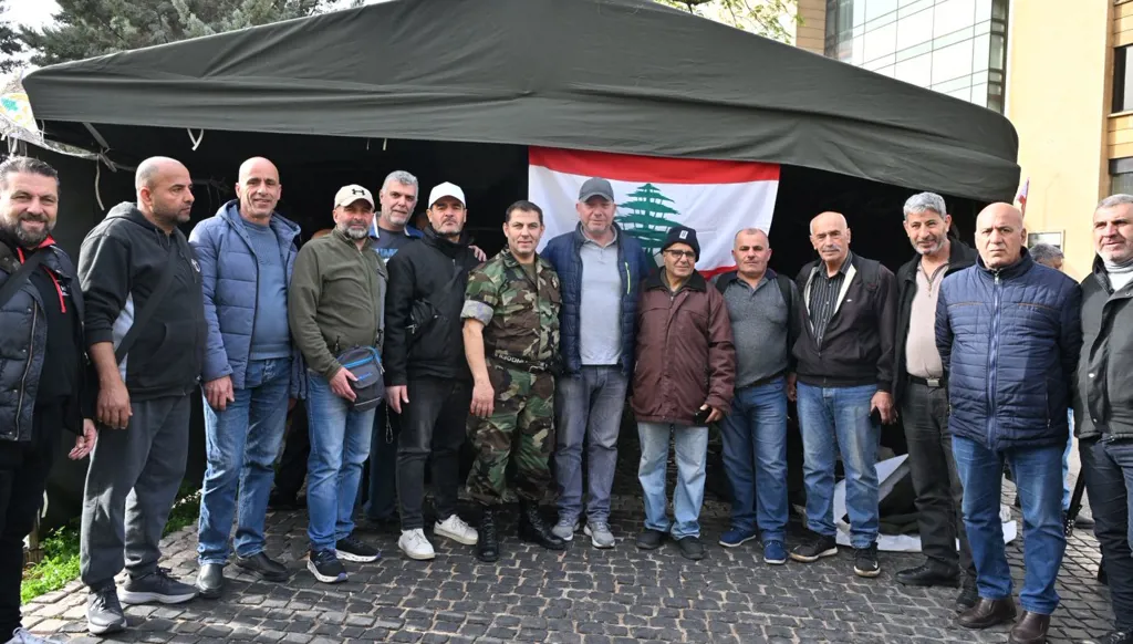 عدد من العسكريين المتقاعدين يعتصمون في ساحة رياض الصلح (حسام شبارو)