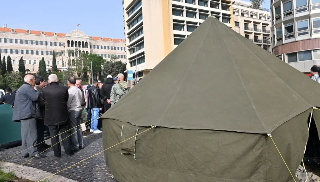 بالصور والفيديو- اعتصام للعسكريين المتقاعدين في وسط بيروت قُبيل جلسة الموازنة... واعتراض طريق النواب