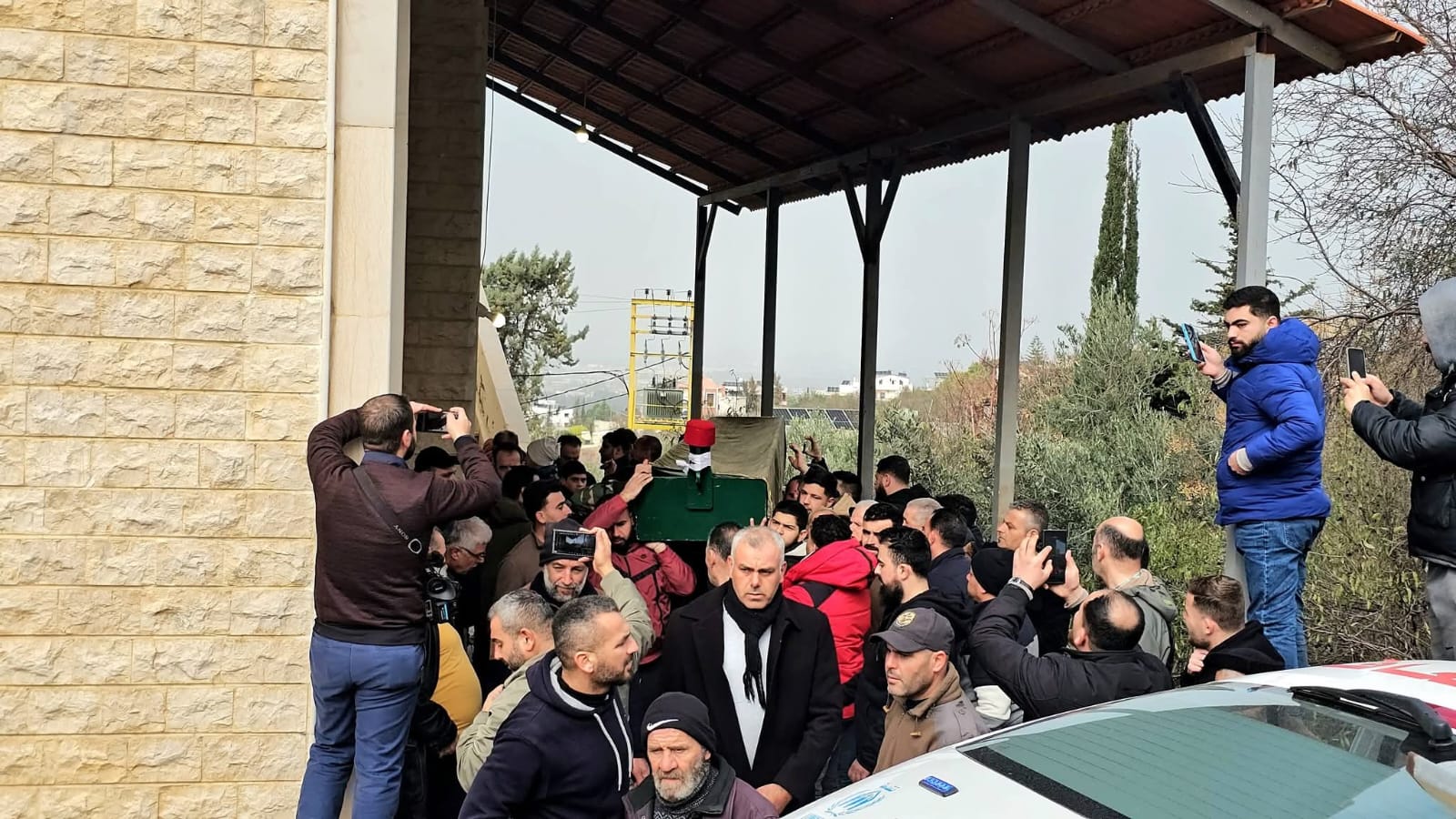 تشييع جثماني أحمد المير وابنته أليسار اللذين قضيا جرّاء انهيار المبنى في طرابلس (النهار). 