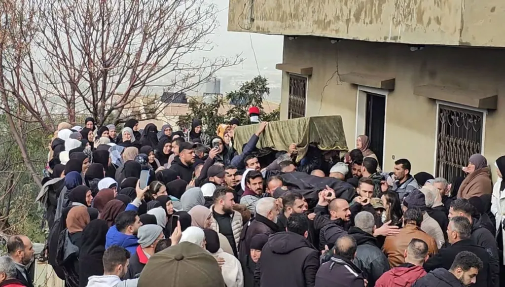 بالحزن والغضب... تشييع جثماني أحمد المير وابنته أليسار ضحيتي انهيار المبنى في طرابلس (صور - فيديو)