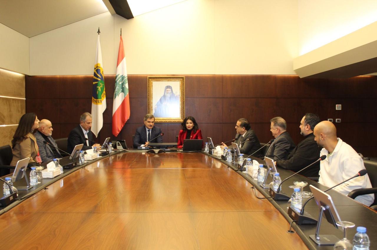 لقطة جامعة لحضور حفل التوقيع. (وكالات)