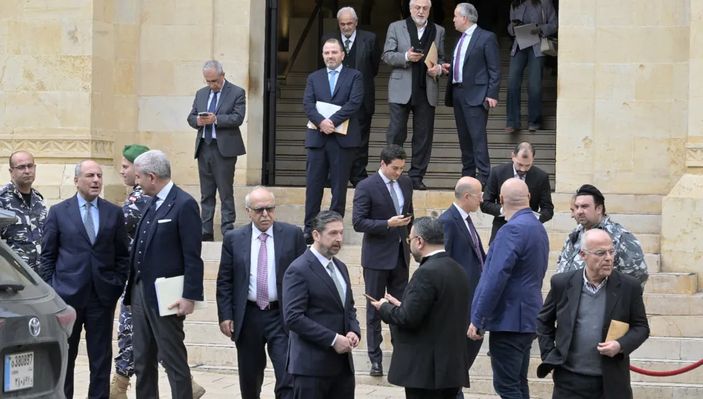 نواب يغادرون مجلس النواب بعد رفع الجلسة حتى الخامسة مساءً