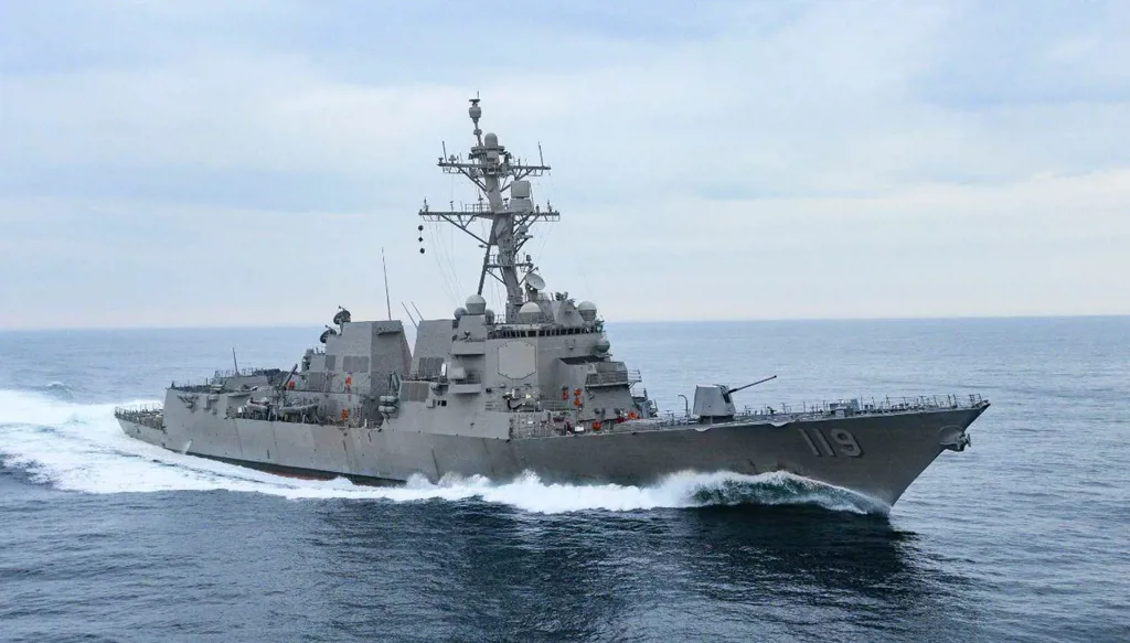 بالصور- إعلام عبري: مدمّرة أميركية ترسو في ميناء إيلات وسط التوترات مع إيران